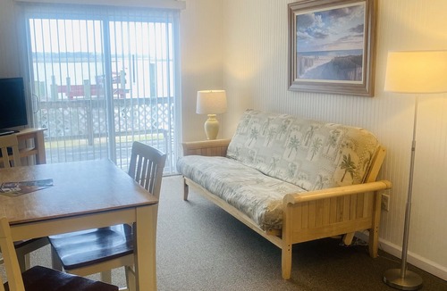 Chincoteague Hotel | Snug Harbor Marina and Hotel