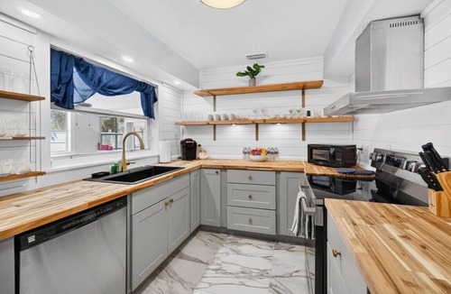 Redington Beach House | Sonnenhaus! 2 Blocks from Beach Access!