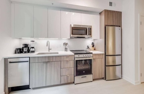 NoMa Hotel | Sophisticated 1BR Deluxe with Rooftop Views, Gym, & Relaxing Pool in NoMa