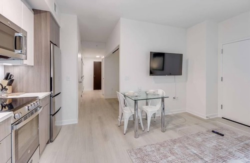 NoMa Hotel | Sophisticated 1BR Deluxe with Rooftop Views, Gym, & Relaxing Pool in NoMa