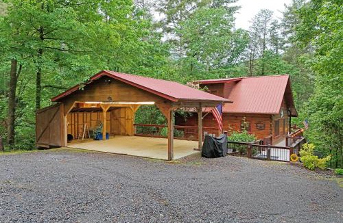 Hidden Lake Apartment | Sophisticated 3BR Cabin Luxury, Decks & Firepits