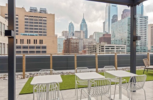 Logan Square Apartment | Sosuite | Corner 1BR Apt w Roof Deck, Gym, Laundry