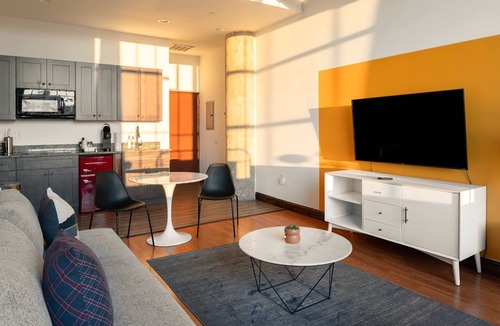 West Poplar Apartment | Sosuite | Studio w W/D, Gym, On-Site Restaurant