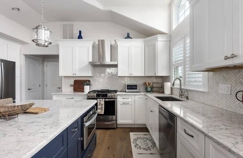 Townsend's Inlet House | Southend Larger Townhouse with Linens Provided