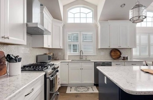 Townsend's Inlet House | Southend Larger Townhouse with Linens Provided