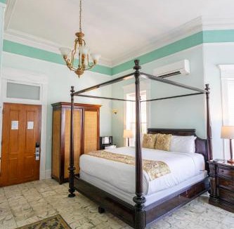 Uptown - Upper Duval Hotel | Southernmost House - Adult Exclusive