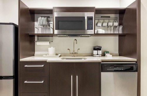 Queens Hotel | Spacious 1BR Studio with 2 Queen Beds Near Dining, Parks & Local Attractions
