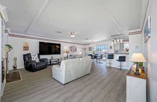 Redington Shores Hotel | SPACIOUS 2 BDR BEACH RETREAT-STEPS FROM THE BEACH-FAMILY FRIENDLY-SLEEPS 5