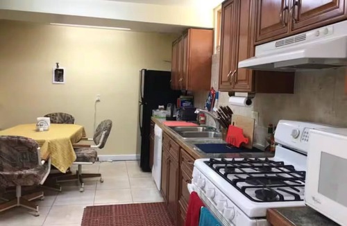 Groveton House | Spacious 3-bedroom basement with full kitchen in charming Alexandria