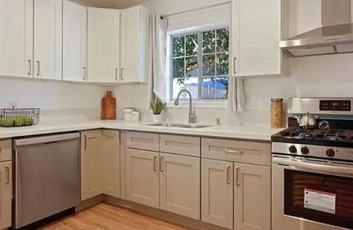 Lawndale House | Spacious 3Bdr Home close to Manhattan Beach