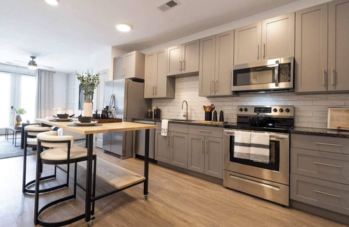East Walnut HIlls Apartment | Spacious 3BR/3BA Suites Near Downtown Cincinnati