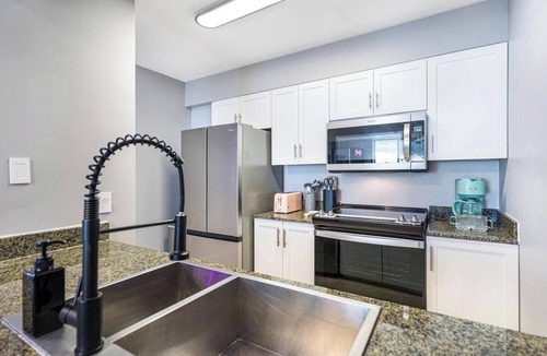 Brickell Condo | Spacious 3BR Pool/Gym 15min to Bayfront Fest