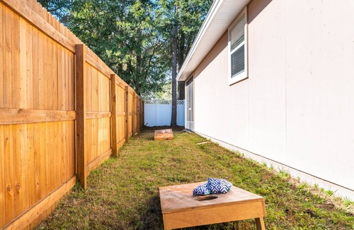 Northside House | Spacious 4-Bed Oasis with Patio & Games in Quiet Area