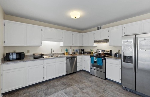 Frederick House | Spacious 4BR Home Free Parking W/D Work Desk 5 Mins to Downtown