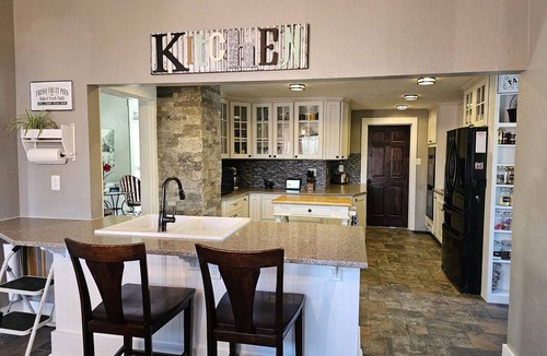 Indianapolis House | Spacious 5 bedroom Farmhouse Perfect for Family/Friend Reunions