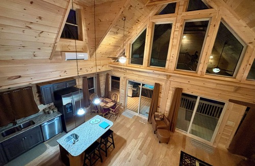Fairview Cabin | Spacious 5-king bedroom cabin with private bathrooms minutes from Asheville.