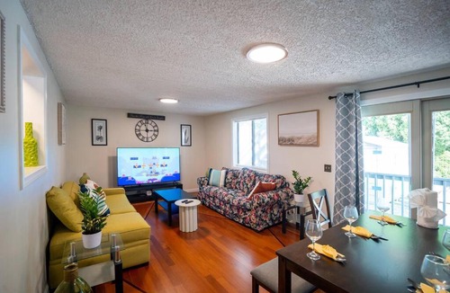 Medford Apartment | Spacious 5BR & 2BA House w Bathtub, Laundry, Kitchen near Stone Zoo 597