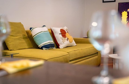 Medford Apartment | Spacious 5BR & 2BA House w Bathtub, Laundry, Kitchen near Stone Zoo 597