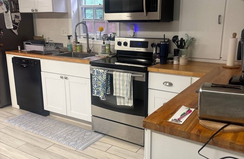 McLean House | Spacious 7-bedroom house in marvelous McLean for long term rental