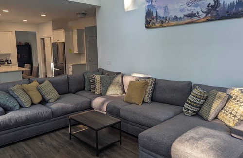 Gansevoort House | Spacious and Modern, 15 minutes to Saratoga Race Track!