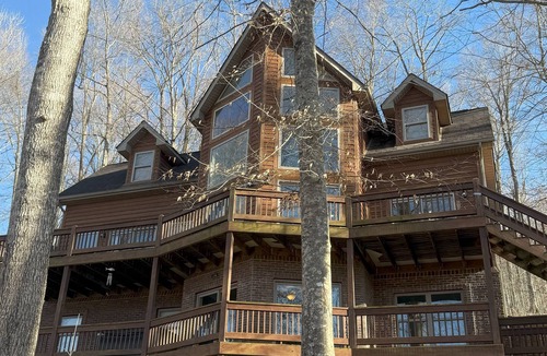 Sloans Valley House | Spacious & Bright Lake Cabin - pet friendly, 8 beds, boat ramp, WiFi