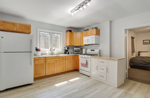 Ravenswood Condo | Spacious Chicago Group Home! Walk to Train & Eats