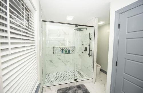 Dawsonville House | Spacious Dawsonville 4 bedrooms with 8 beds Sleeps 10 for Work crews and Large groups of friends and families