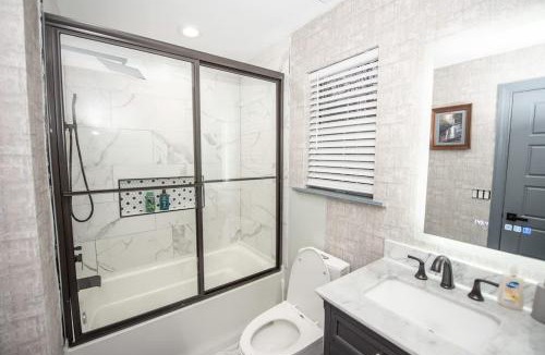Dawsonville House | Spacious Dawsonville 4 bedrooms with 8 beds Sleeps 10 for Work crews and Large groups of friends and families