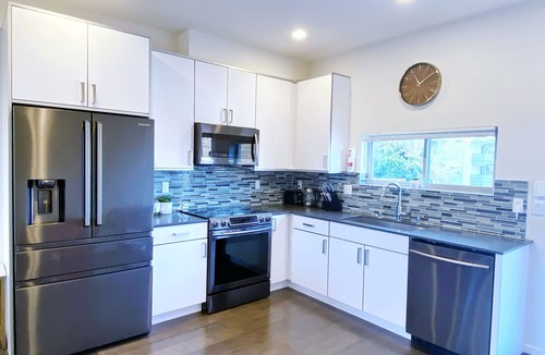 Delridge House | Spacious & Elegant Seattle Gem Private Rooftop Retreat