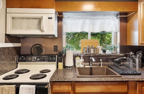 Morton Apartment | Spacious Family-Styled 2B/1B in the Philly Burbs w/Driveway!