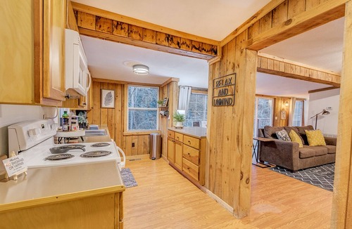 Butler House | Spacious Hideaway w/hot tub and creek- 1 mile from beautiful Watauga Lake