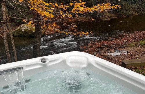 Butler House | Spacious Hideaway w/hot tub and creek- 1 mile from beautiful Watauga Lake