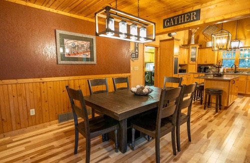 Tomahawk House | Spacious Lakefront Lodge, Kayaks/Canoes Included! Pet Friendly!