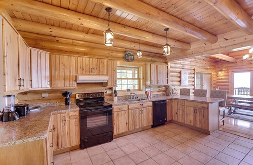 Gatlinburg - Pigeon Forge Cabin | Spacious Log Home w/Game Room & Hot Tub
