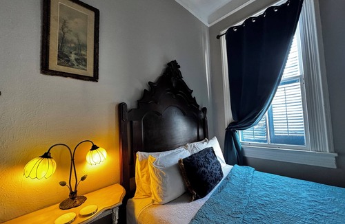 Treme Bed & Breakfast | Spacious lovely Double Queen Suite-Ensuite-Salt Pool surrounded by Tropical Gardens.