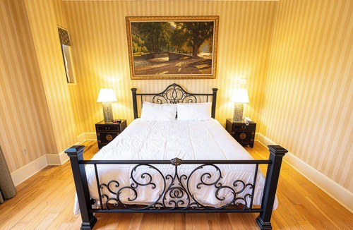 Shawnee On Delaware Hotel | Spacious Mountain Retreat | Ideal Room for a Calm & Scenic Getaway