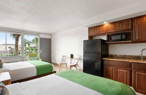 Historic Downtown Kissimmee Hotel | Spacious Park Royal Orlando Suite Near Theme Parks