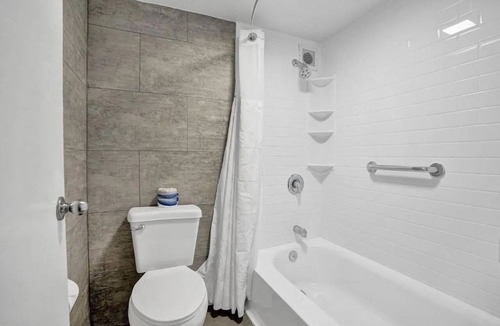 Downtown Hollywood Hotel | Spacious Room, Weekend Escape! Steps away from Hollywood Boardwalk + Breakfast!