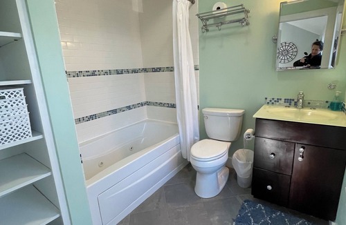 Jamestown Apartment | Spacious Studio Apartment close to Yacht club, golf course and town.