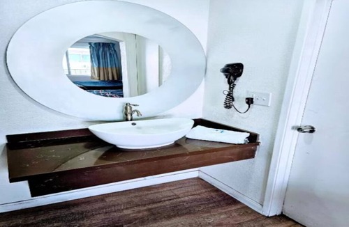 Ridgecrest Hotel | Spacious Studio w/Private Bath + Kitchenette – Steps from Dining & Local Attrac