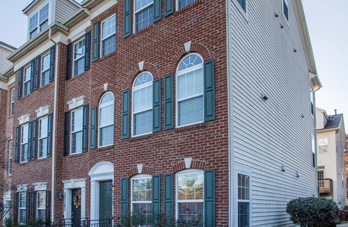Germantown House | Spacious Townhouse Nestled in a Cul-de-Sac