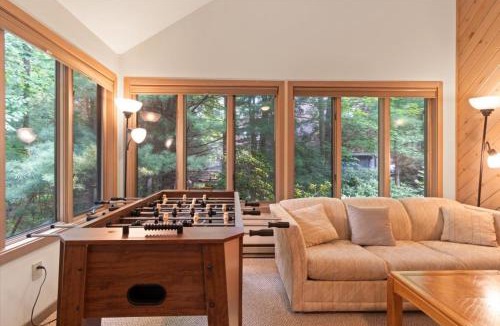 Pocono Pines House | Split Rock Classic Chalet – Game Room & Family Friendly
