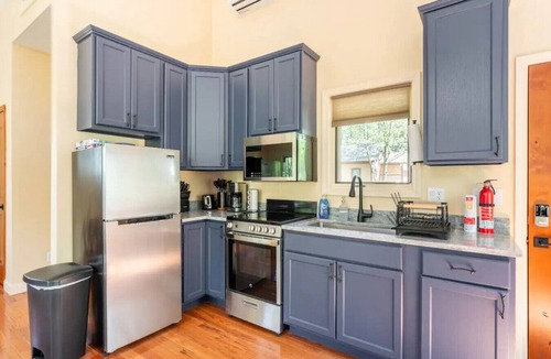 Marshall Cabin | Spring in Mtns Oak Treehouse Near Asheville - Pet Friendly