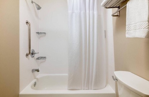 Williamsburg Hotel | SpringHill Suites | Queen Suite | Outlets, Winery, Merchants Sq