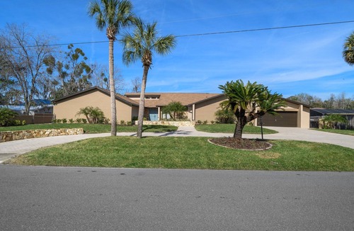 Homosassa House | Springs Waterfront, kayaks and pool, room for the whole fam + friends