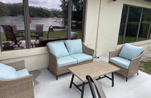 Homosassa House | Springs Waterfront, kayaks and pool, room for the whole fam + friends