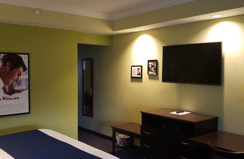 Malletts Bay Hotel | Starlight Inn