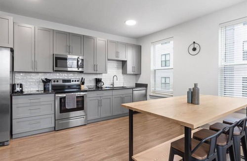 East Walnut HIlls Apartment | Stay Central! Modern Condo Near Entertainment
