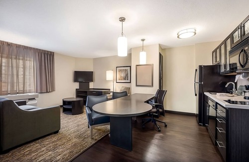 Gahanna Hotel | Stay Close to Downtown Columbus, Ohio! 3 Rooms, Pets Are Welcome & Parking!