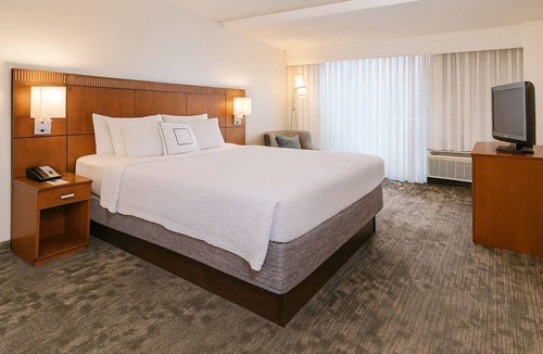 Rosslyn Hotel | Stay Close to Old Town Waterfront! 4 Paws-friendly Units w/Parking